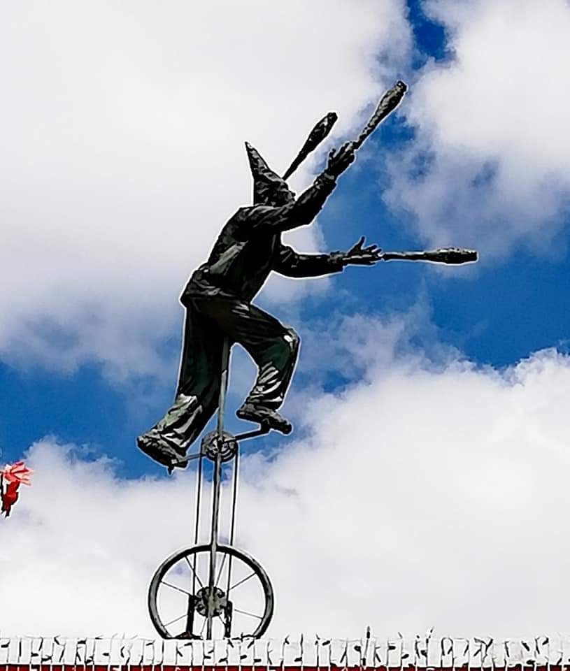 Juggling statue in Bogota, Colombia