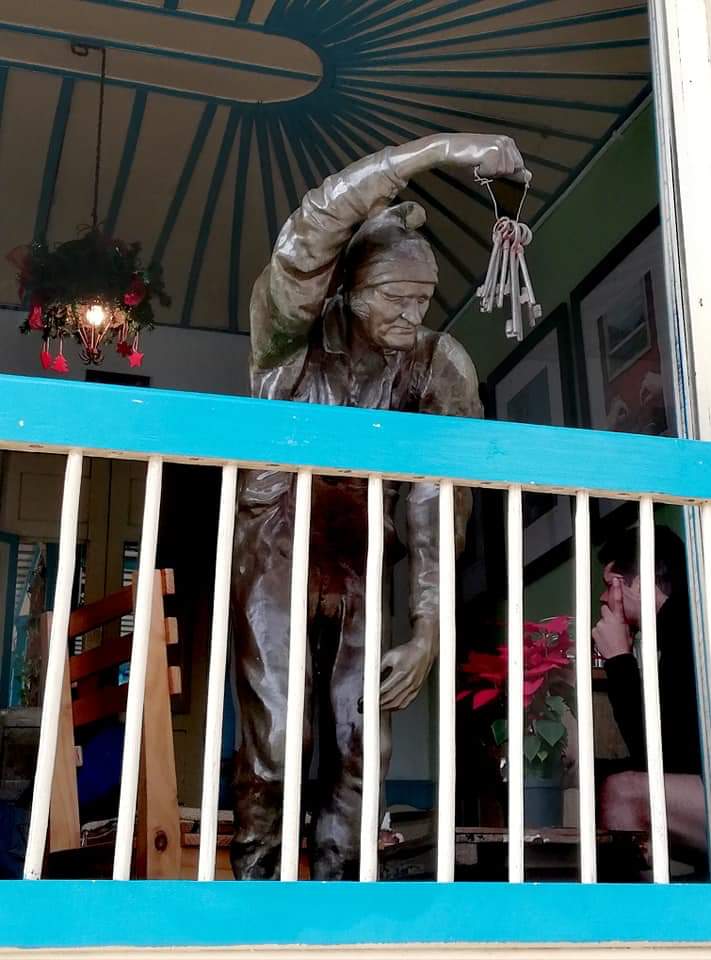 Figur In a window in Salento, Colombia
