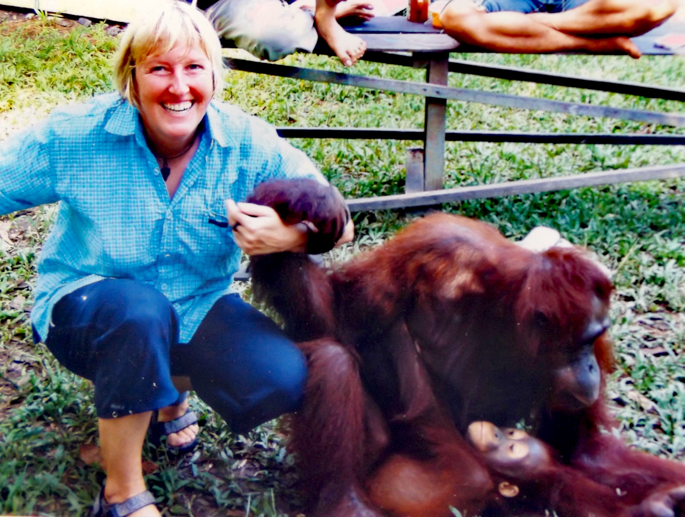 lynn with orangutans