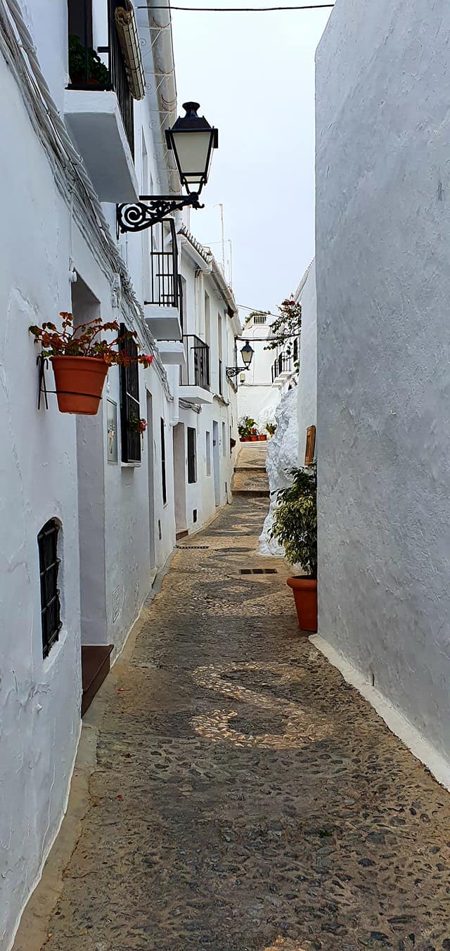 frigliana narrow street