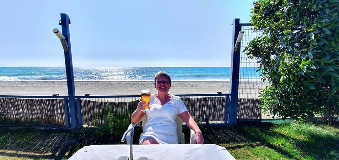 lynn stephenson drinking beer in nerja