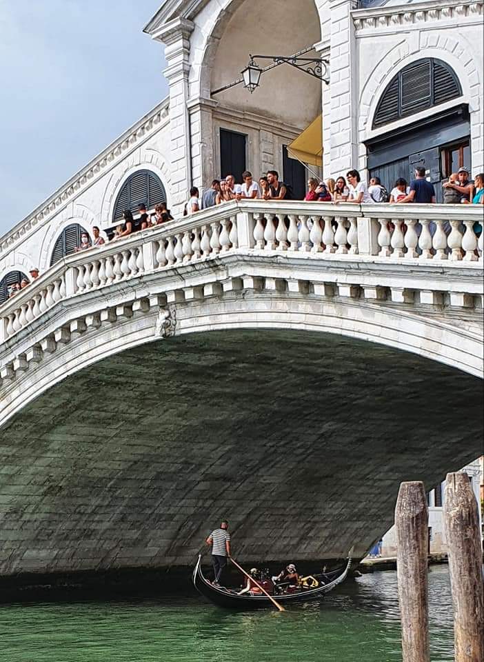 people on rialto bridge