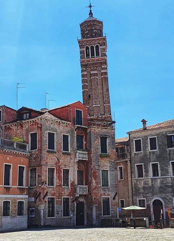 venice's leaning tower