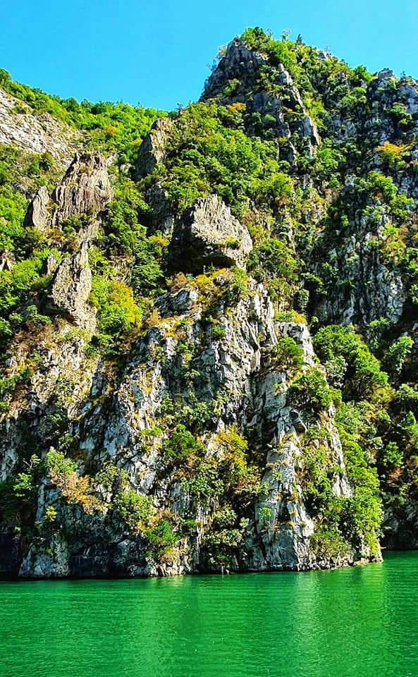 komani lake cliff