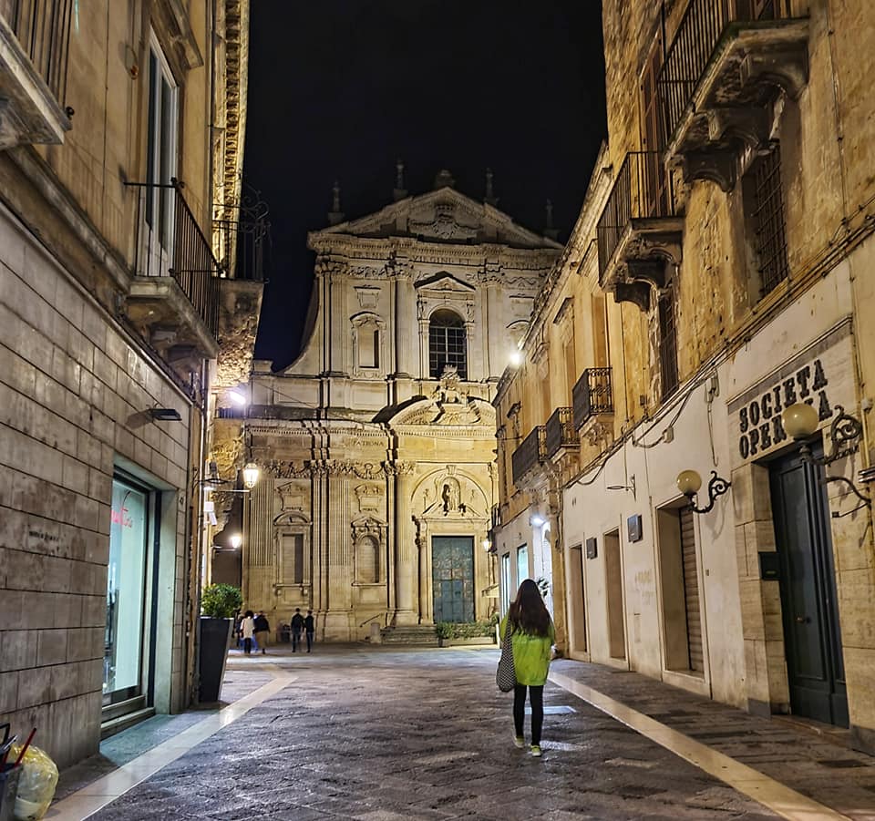 lecce street by night