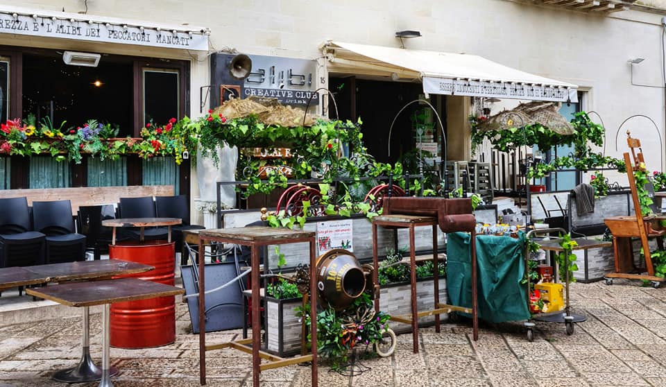 outdoor cafe in lecce