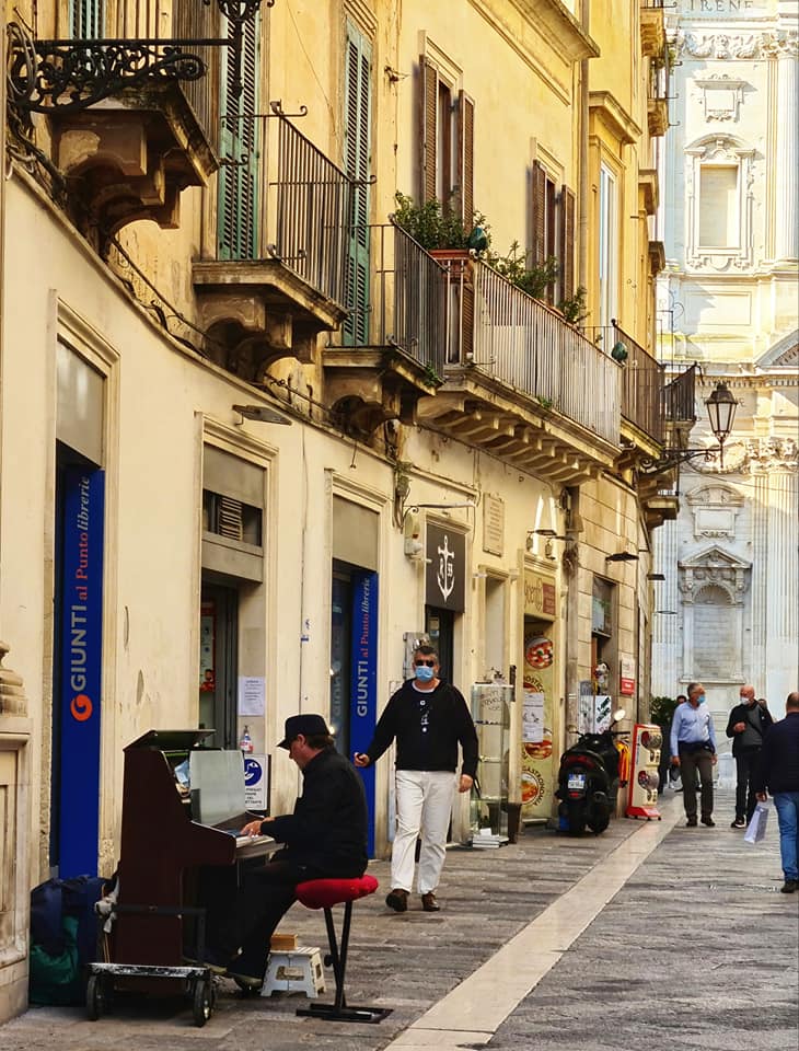 pianist in the street in lecce