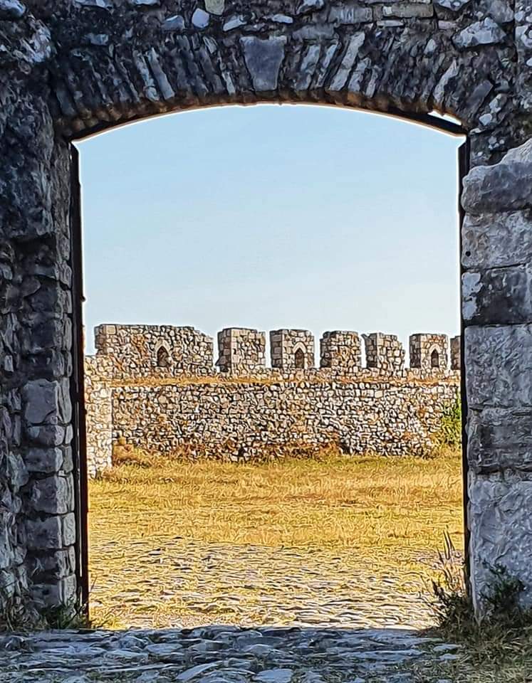 rozafa fortress view through arch