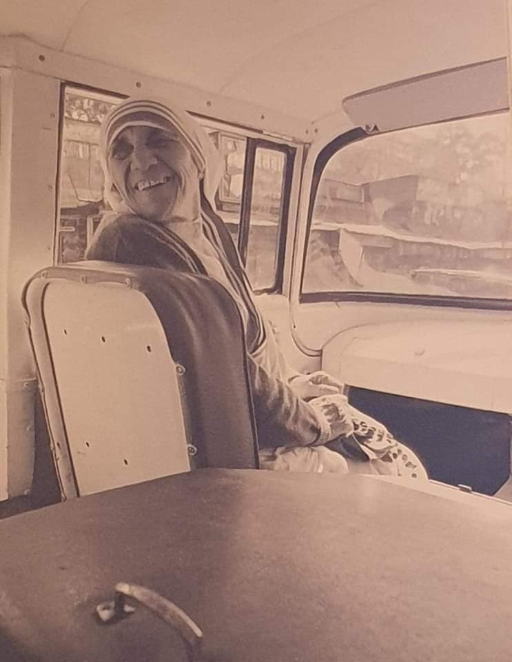 a smiling mother teresa