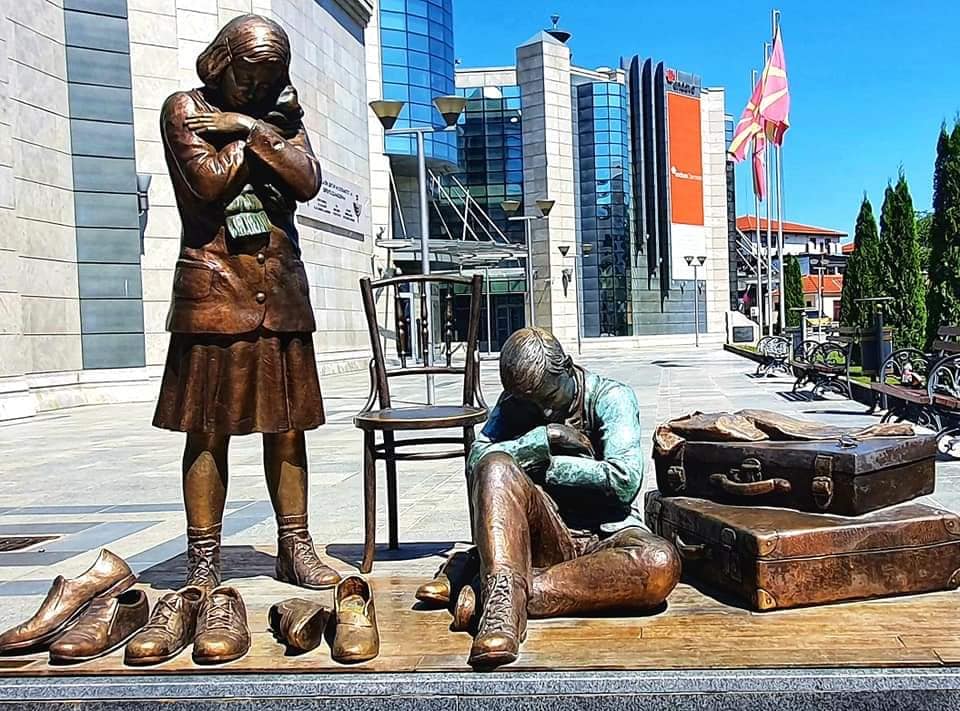 holocaust memorial statue