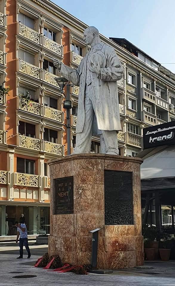 memorial statue