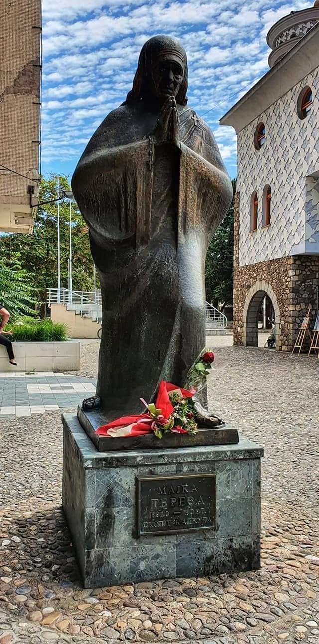 statue of mother teresa