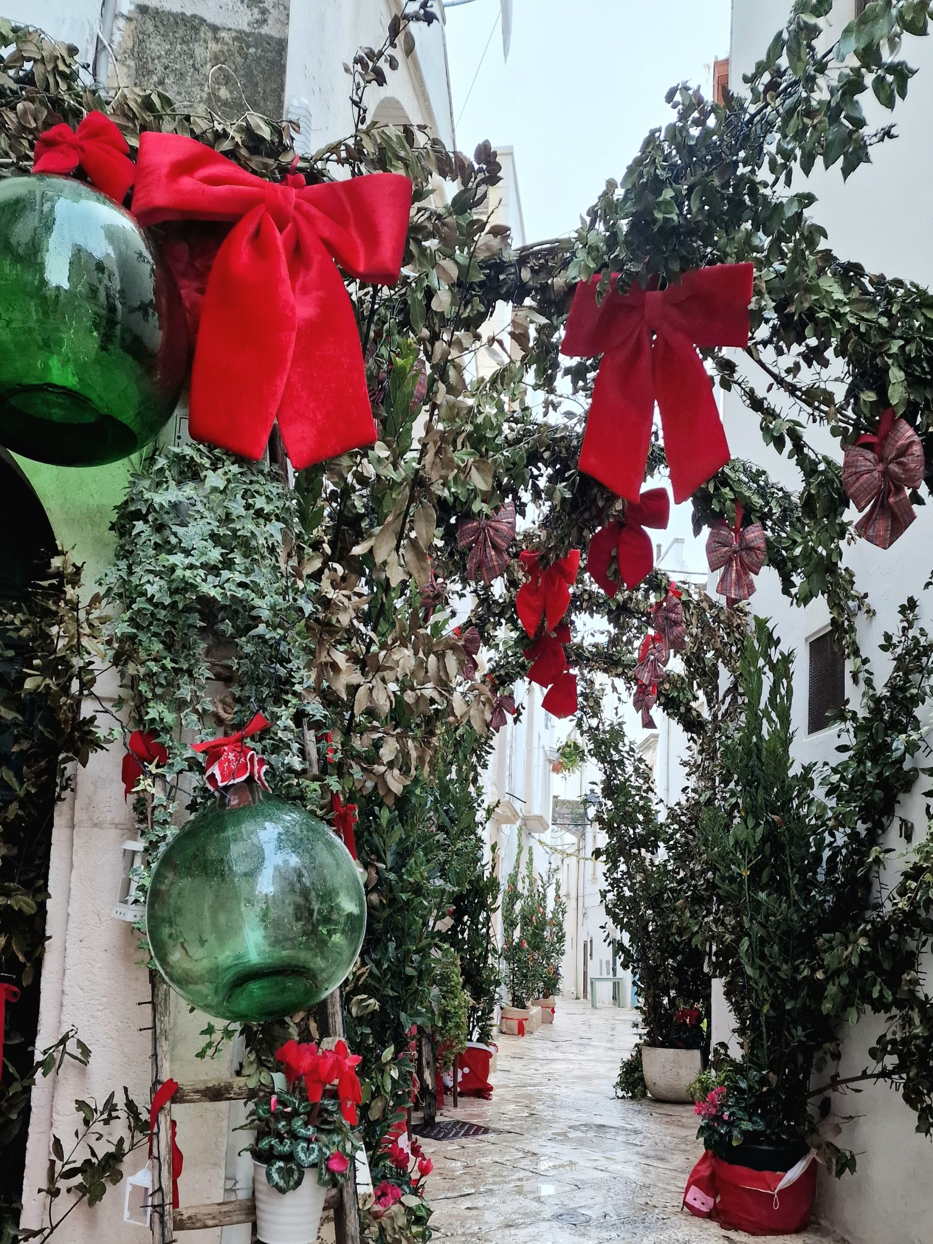Christmas decorations in Locotorondo
